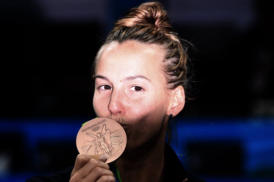 Bacio alla medaglia: è la prima all&#39;Olimpiade della sua carriera. LaPresse